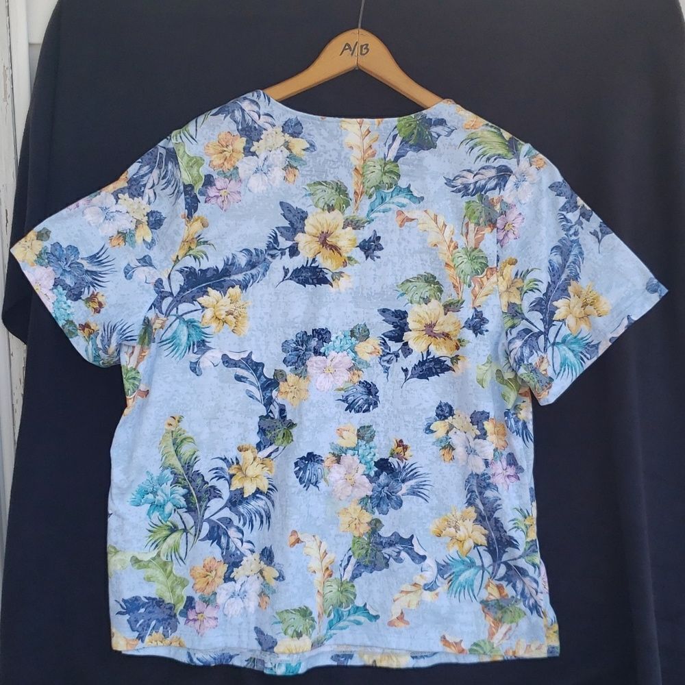 Pretty CJ Banks Floral Hibiscus Top Sz 1X - Picture 2 of 5